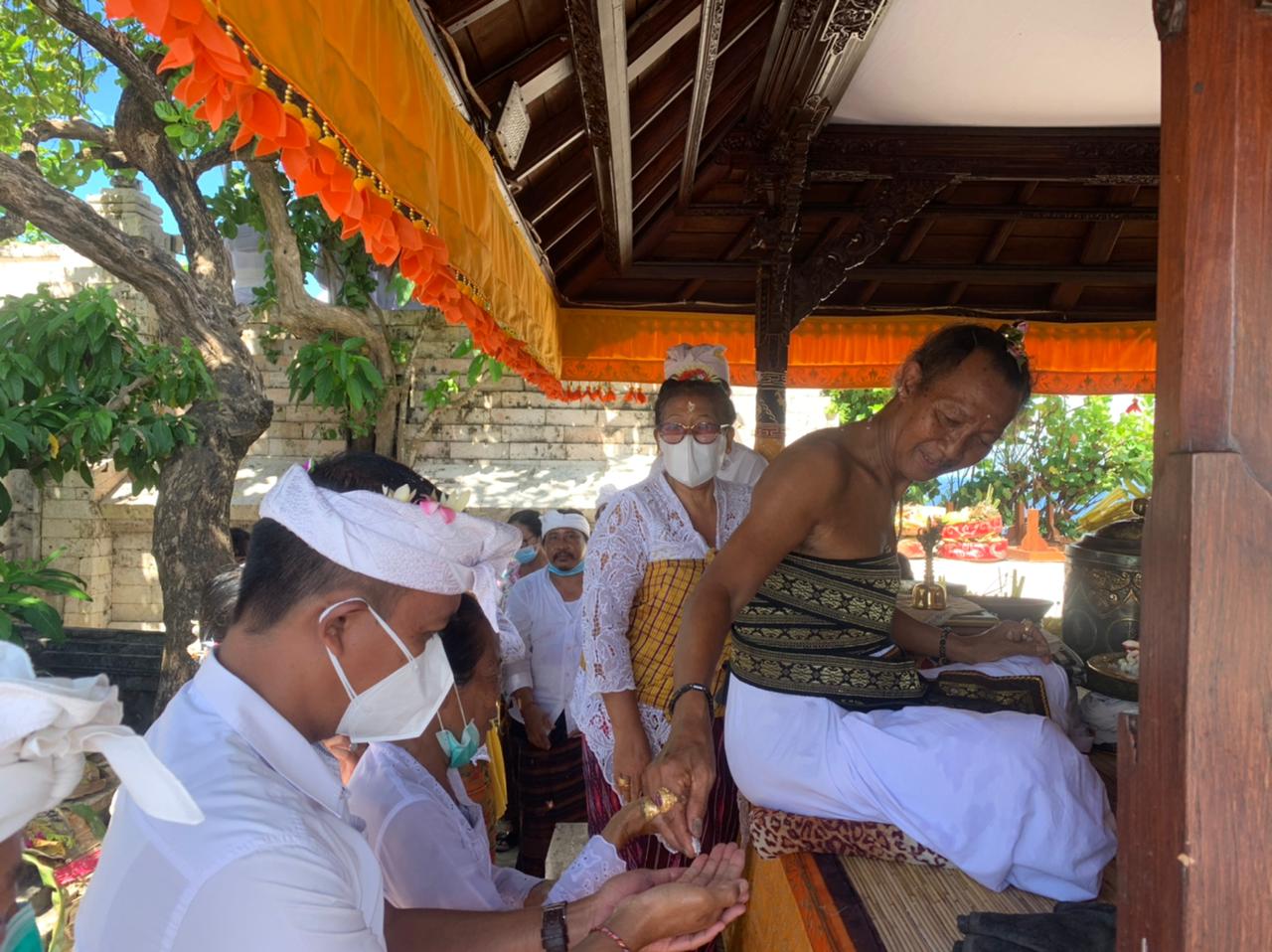 Kecamatan Kuta Selatan melakukan Bhakti Penganyaran sekaligus Penyibenan Piodalan di Pura Luhur Uluwatu